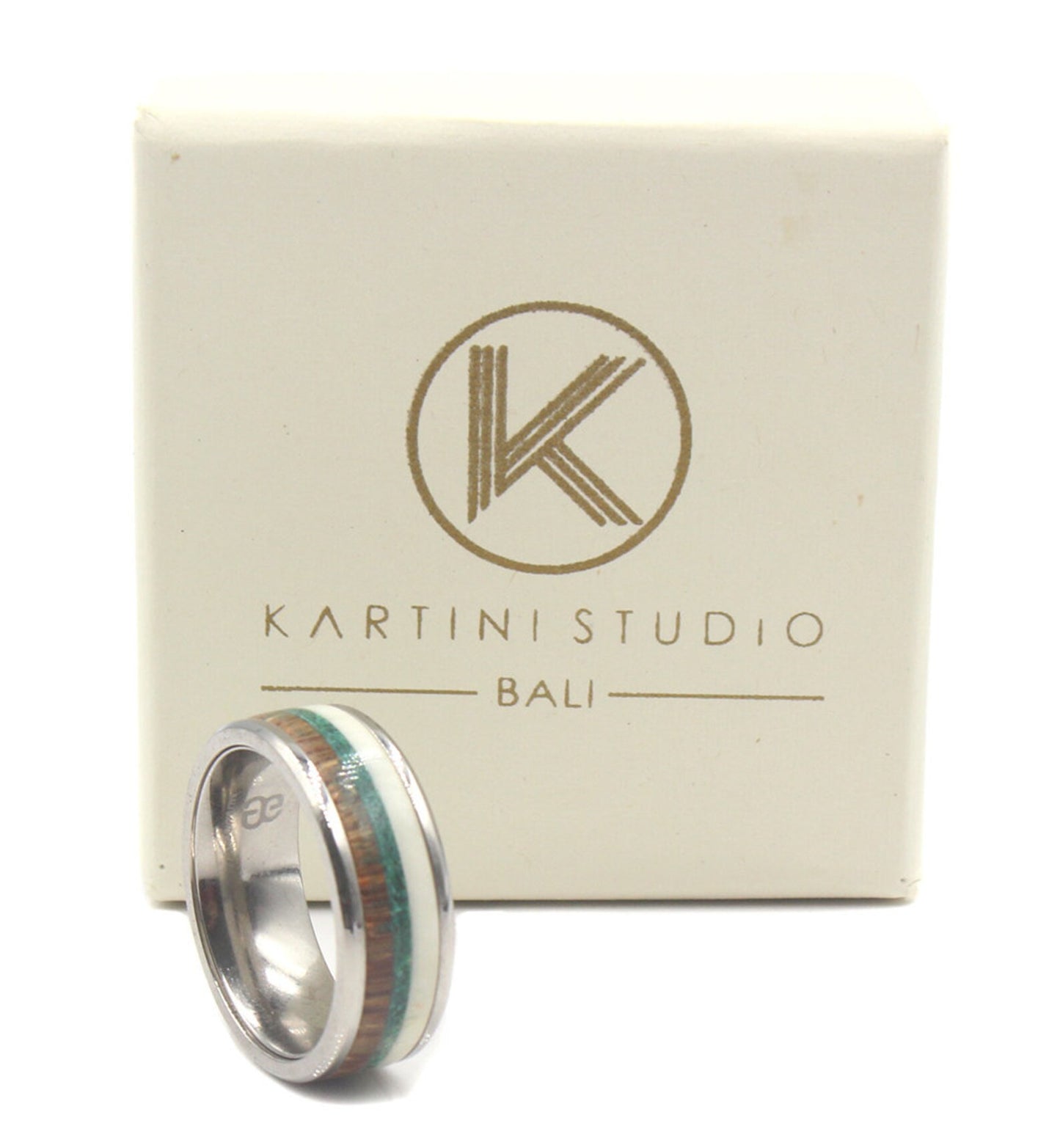 Ring aus weißem Stierhorn, Kokosnussholz und Malachit