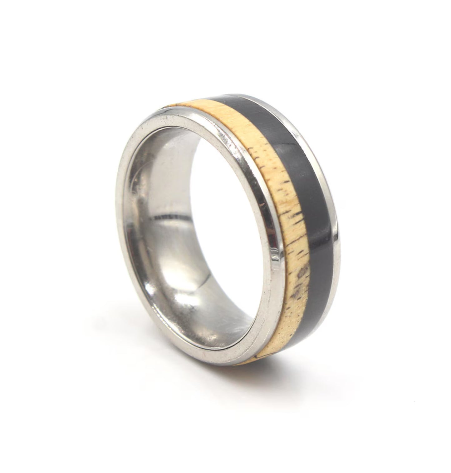 Ring aus schwarzem Büffelhorn und Hartholz