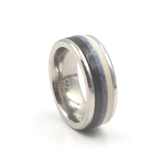 Ring aus schwarzem Büffelhorn, weißem Stierhorn und Lapislazuli