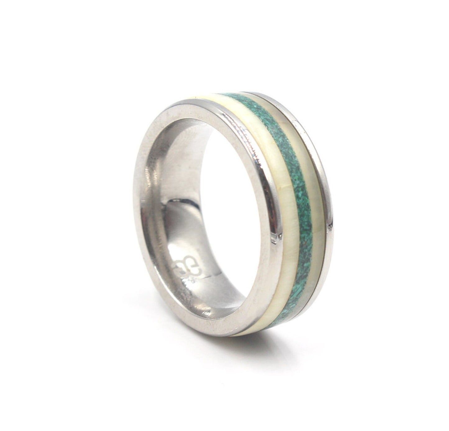 Ring aus weißem Stierhorn, Kuhknochen und Malachit