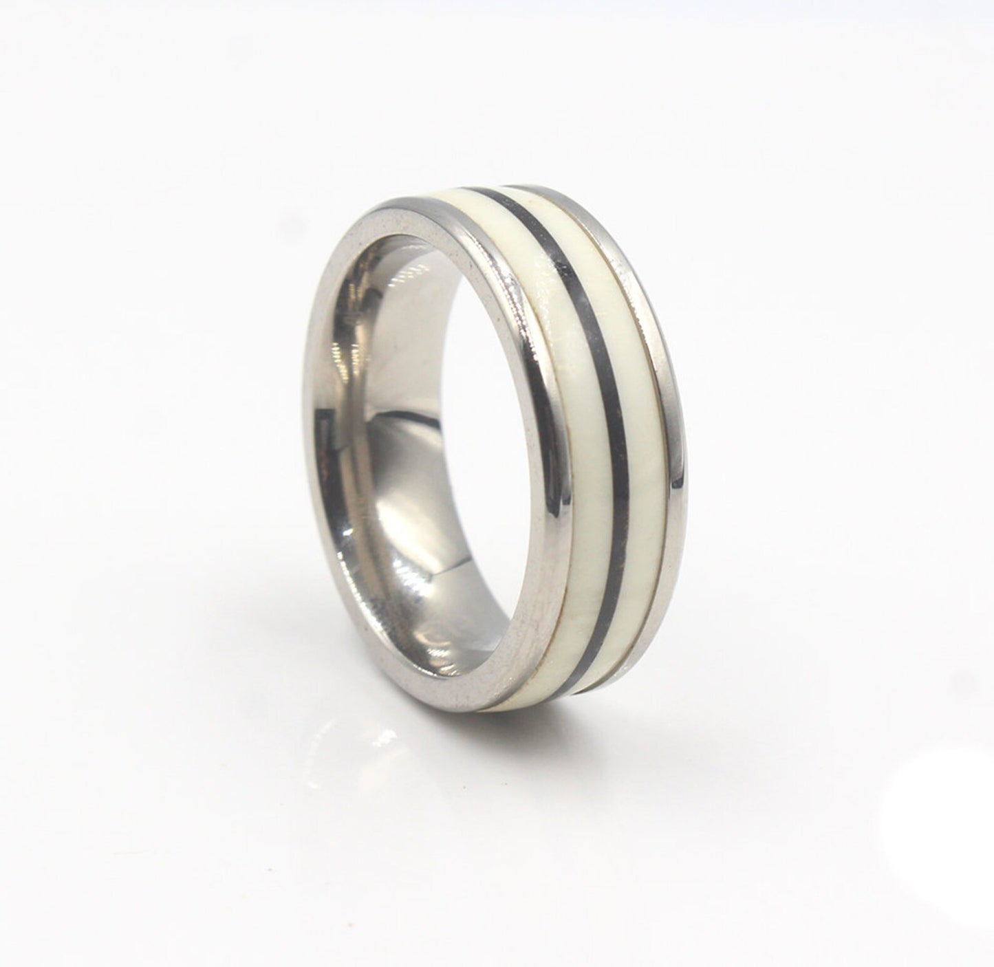 Ring aus weißem Stierhorn und schwarzem Büffelhorn