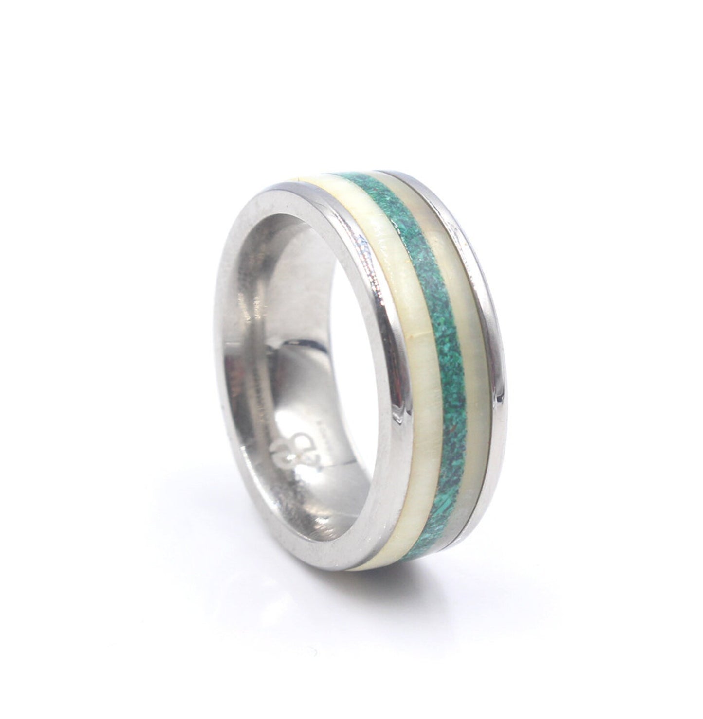 Ring aus weißem Stierhorn, Kuhknochen und Malachit