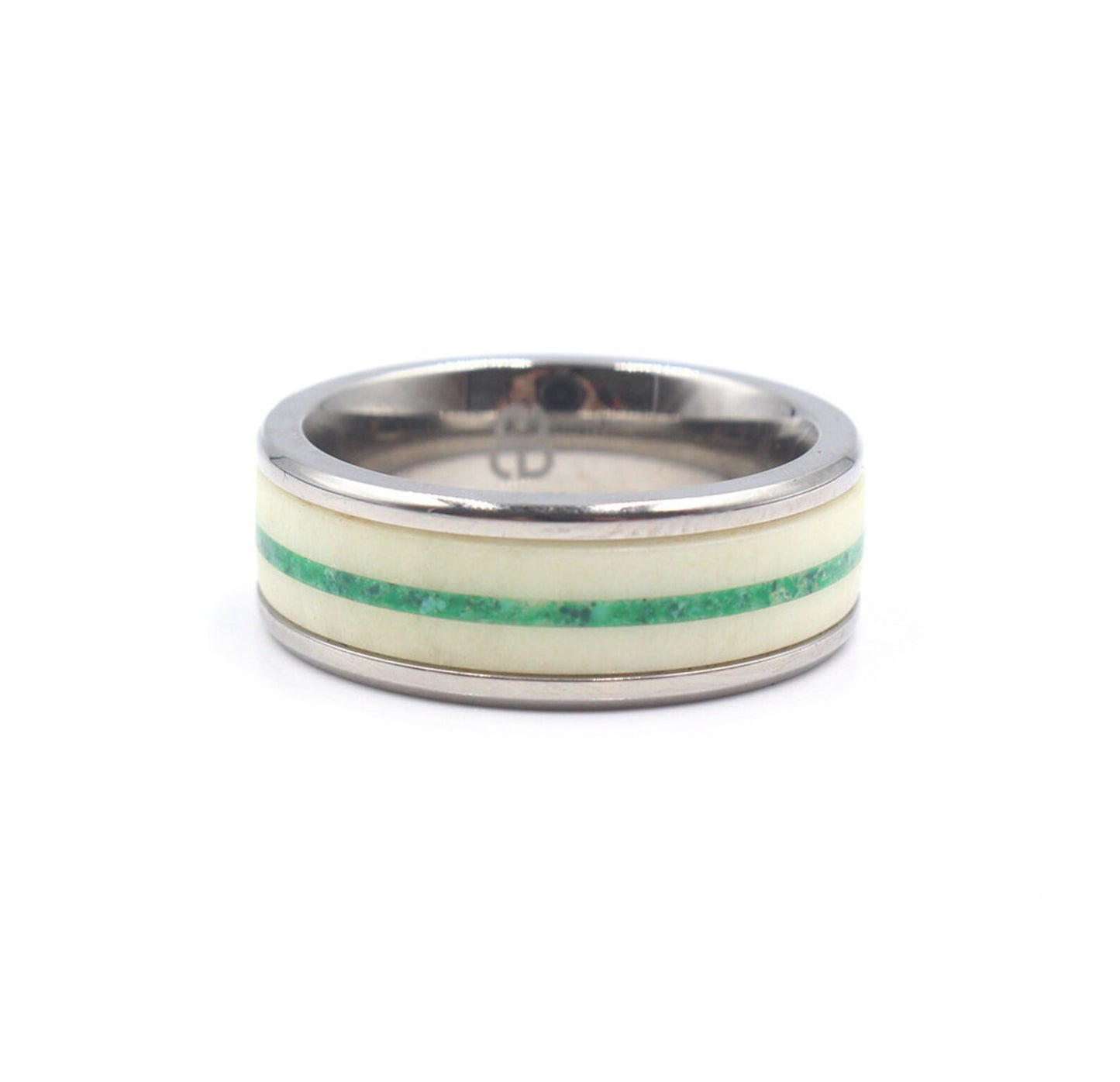 Ring aus weißem Stierhorn und Malachitstein