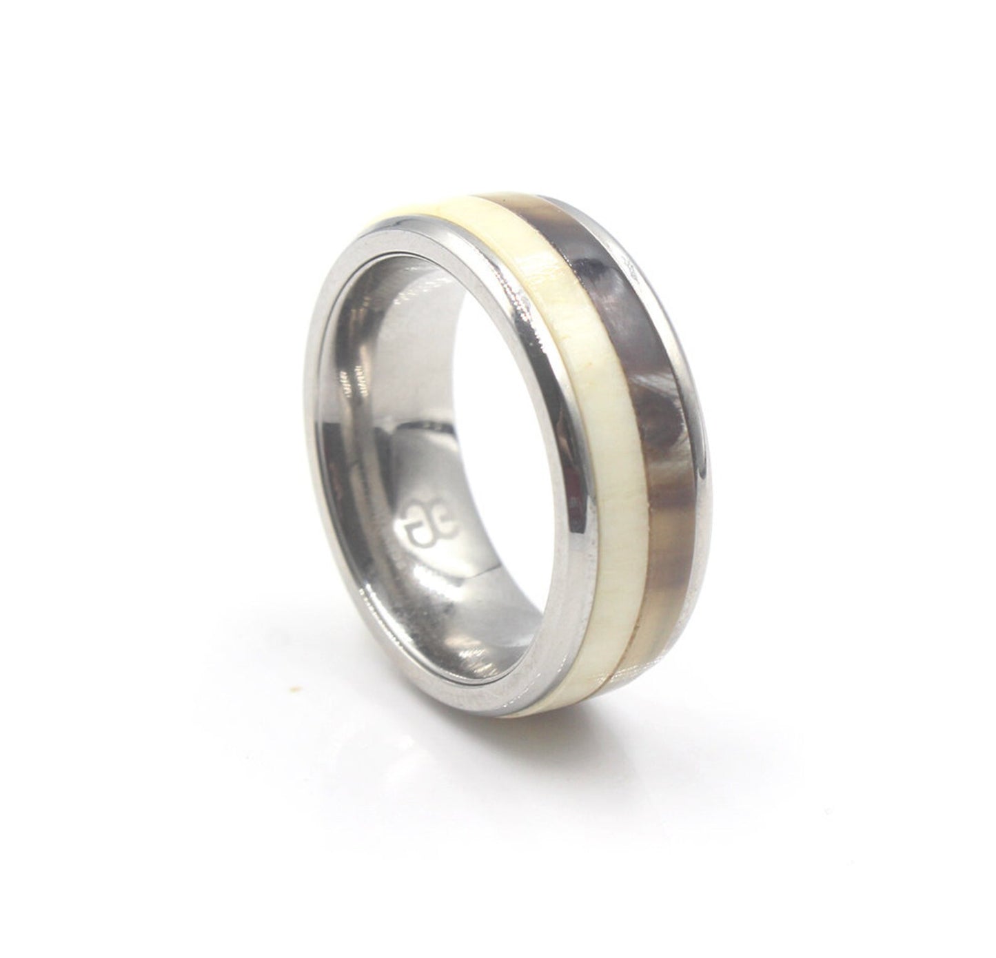 Ring aus weißem Stierhorn und Kuhbein