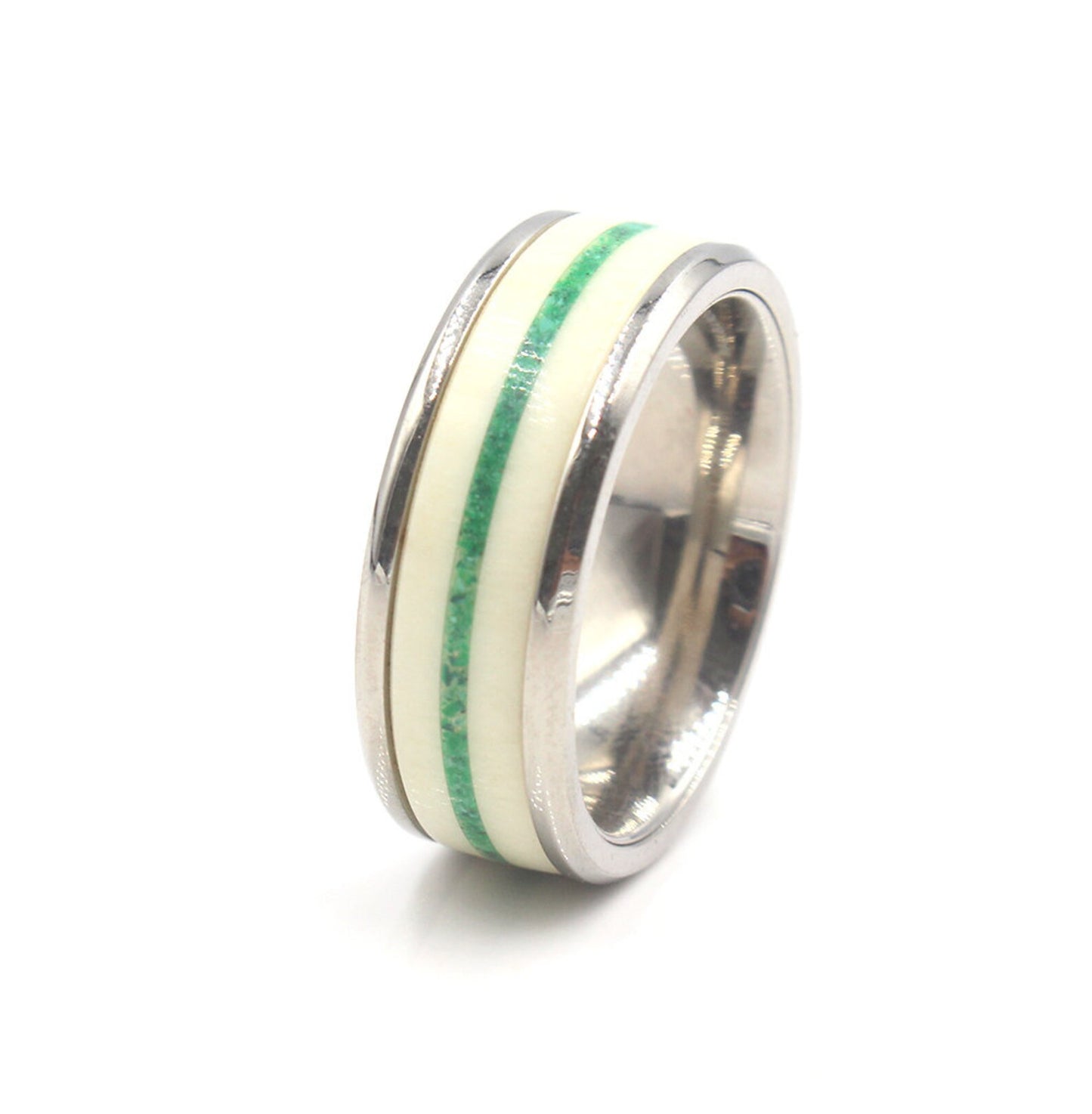 Ring aus weißem Stierhorn und Malachitstein