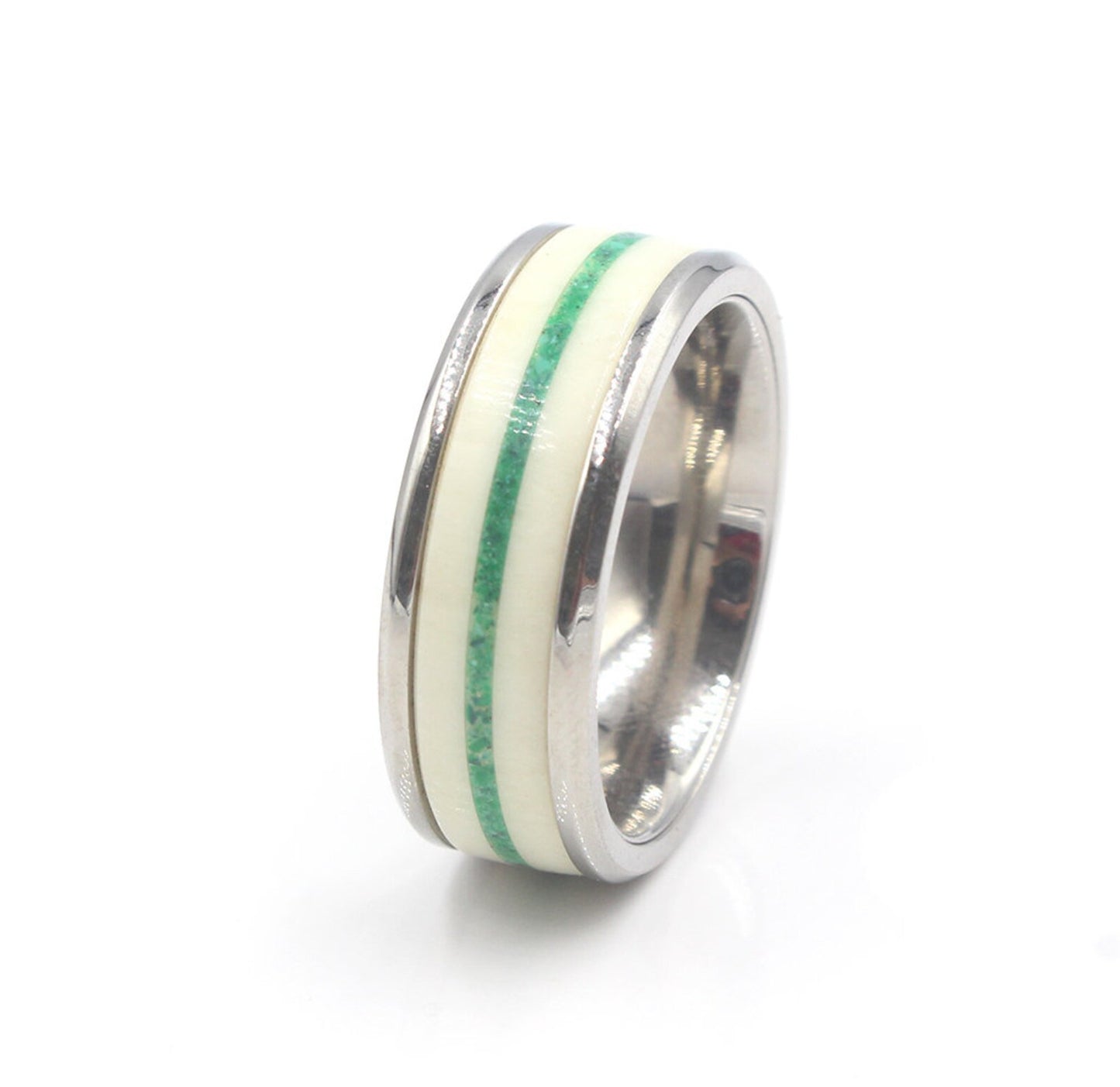Ring aus weißem Stierhorn und Malachitstein