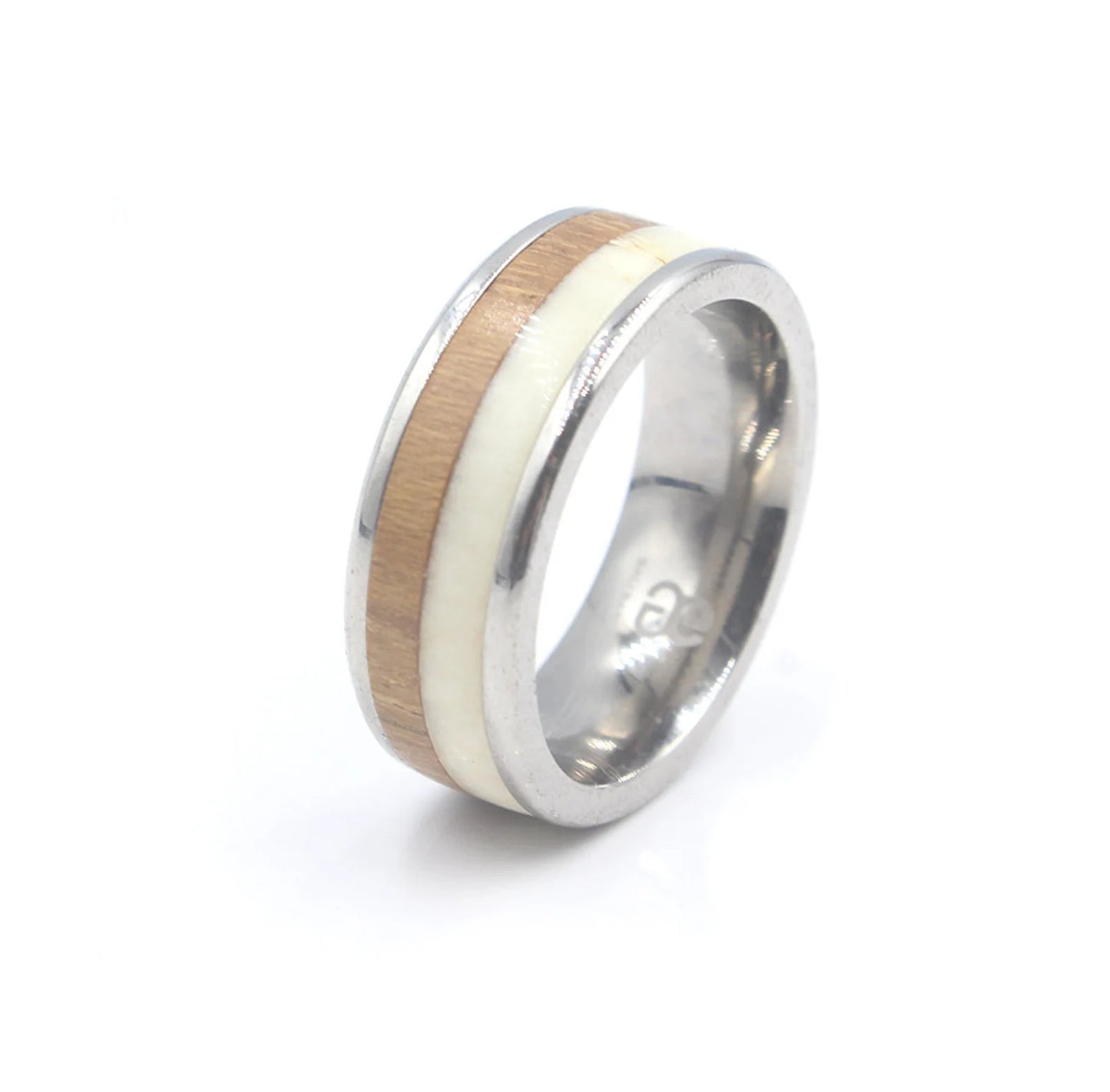 Ring aus weißem Stierhorn und Teakholz