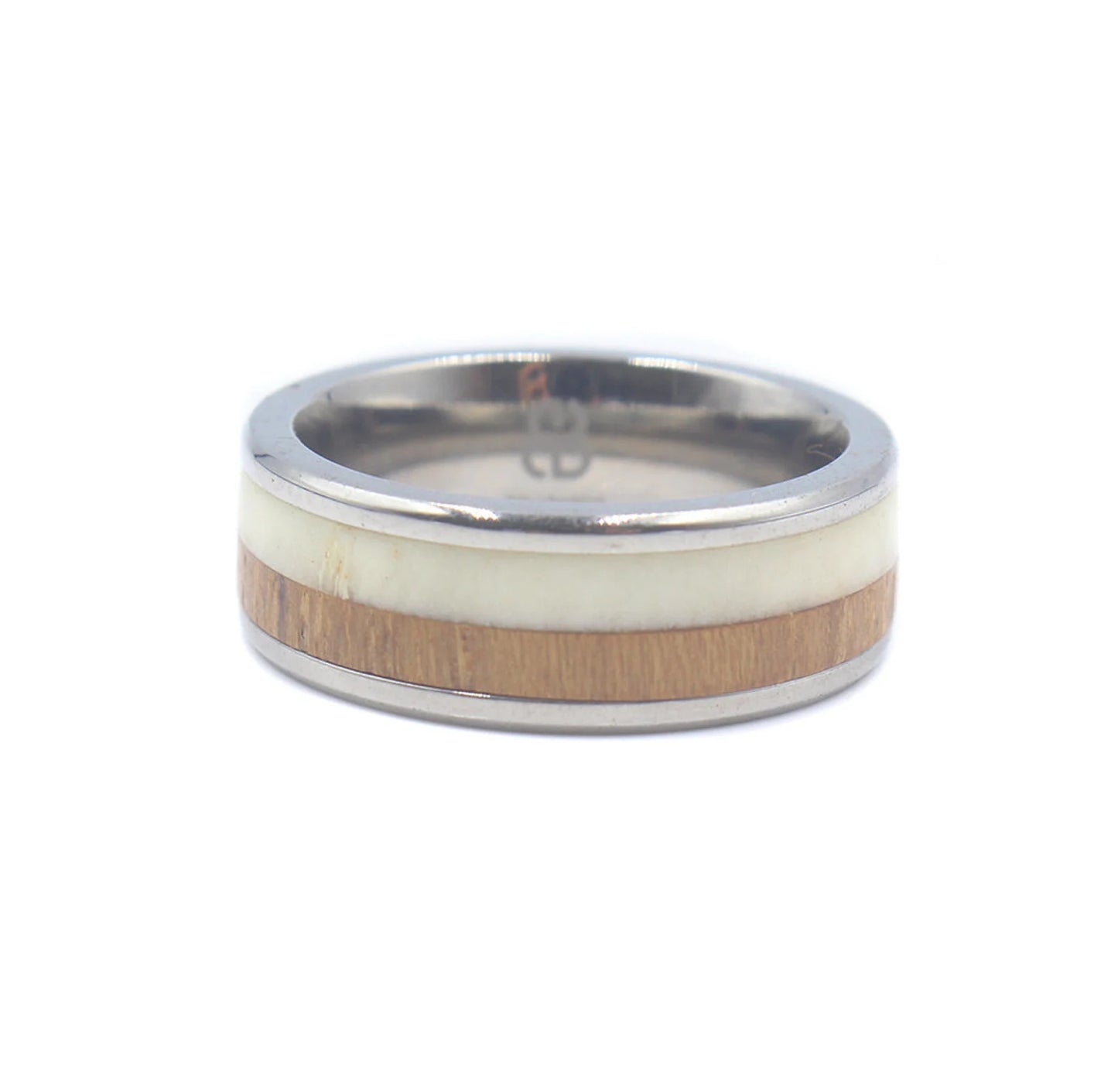 Ring aus weißem Stierhorn und Teakholz