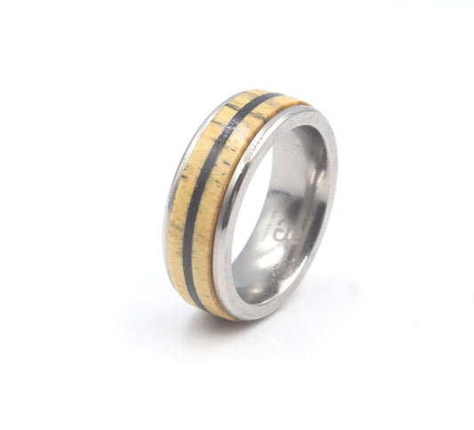 Ring aus tropischem Hartholz und schwarzem Büffelhorn
