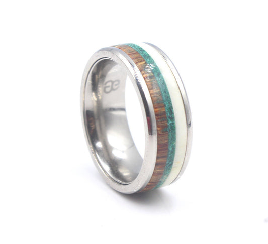 Ring aus weißem Stierhorn, Kokosnussholz und Malachit