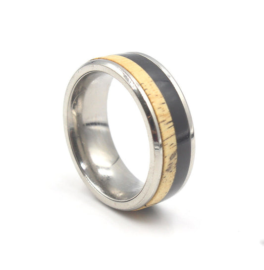 Ring aus schwarzem Büffelhorn und Hartholz