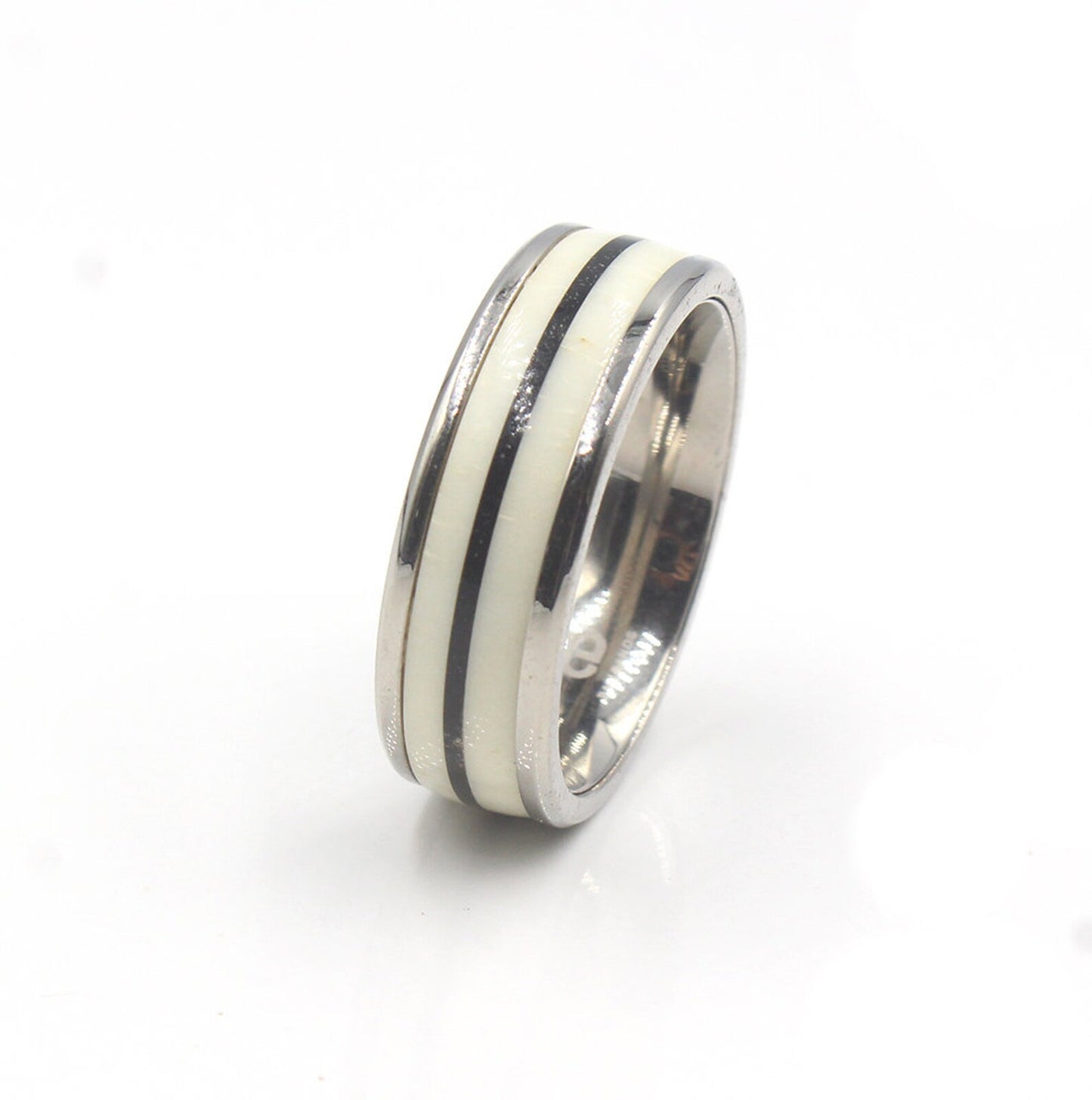 Ring aus weißem Stierhorn und schwarzem Büffelhorn