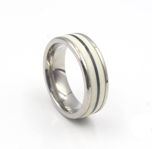 Ring aus weißem Stierhorn und schwarzem Büffelhorn