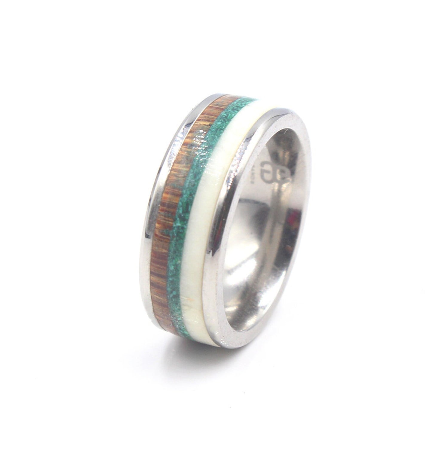 Ring aus weißem Stierhorn, Kokosnussholz und Malachit
