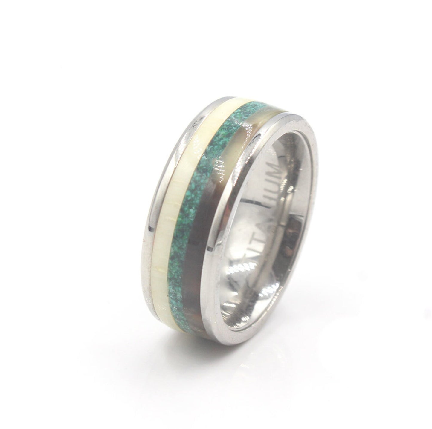 Ring aus weißem Stierhorn, Kuhknochen und Malachit