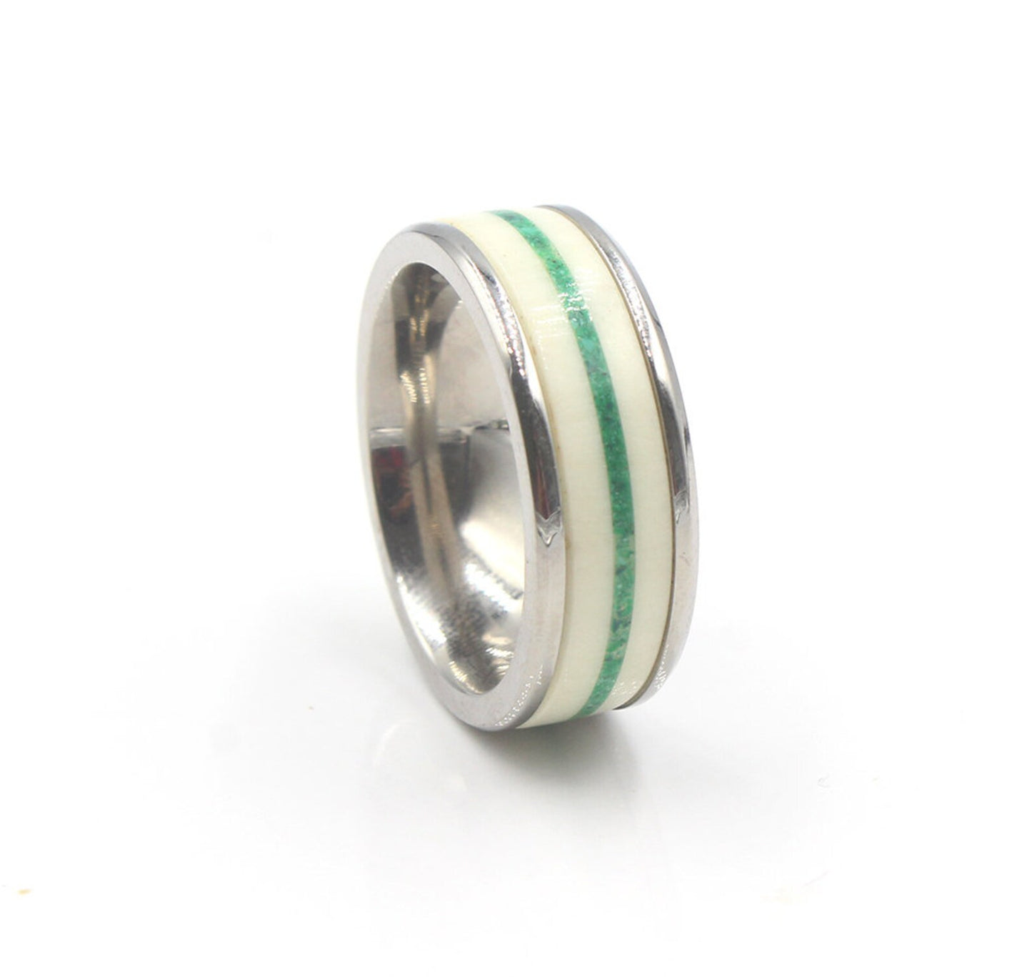 Ring aus weißem Stierhorn und Malachitstein