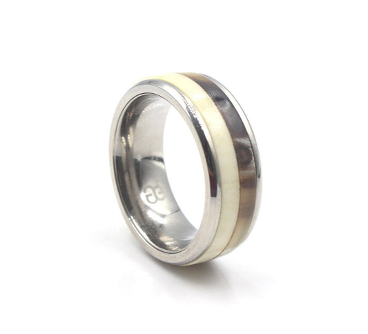 Ring aus weißem Stierhorn und Kuhbein