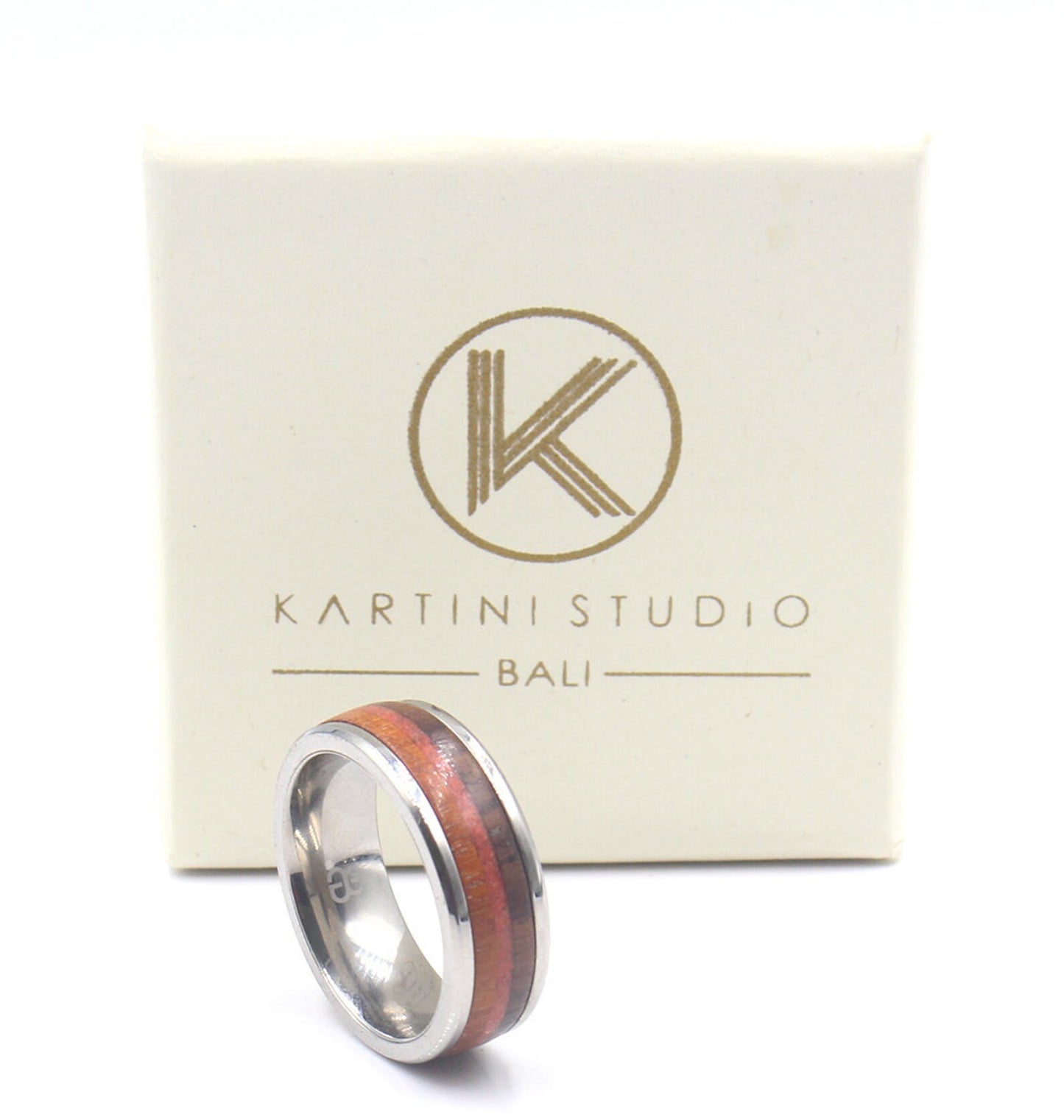 Ring aus Merbua-Holz, rotem Jaspis und Kokosnussholz