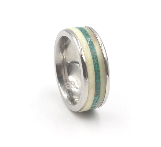 Ring aus weißem Stierhorn, Kuhknochen und Malachit