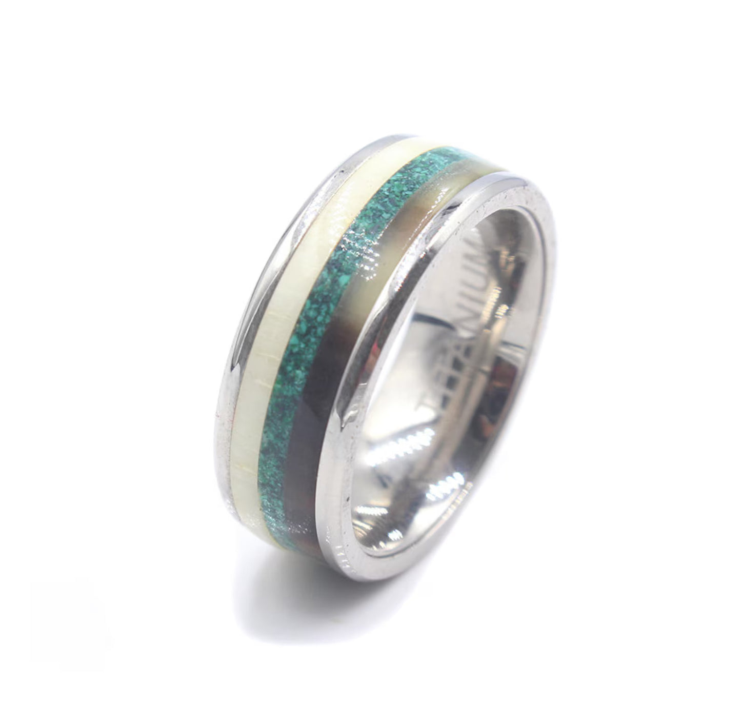 Ring aus weißem Stierhorn, Kuhknochen und Malachit