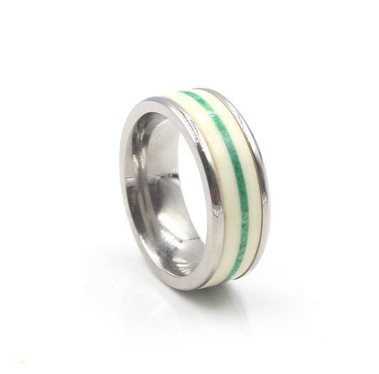 Ring aus weißem Stierhorn und Malachitstein