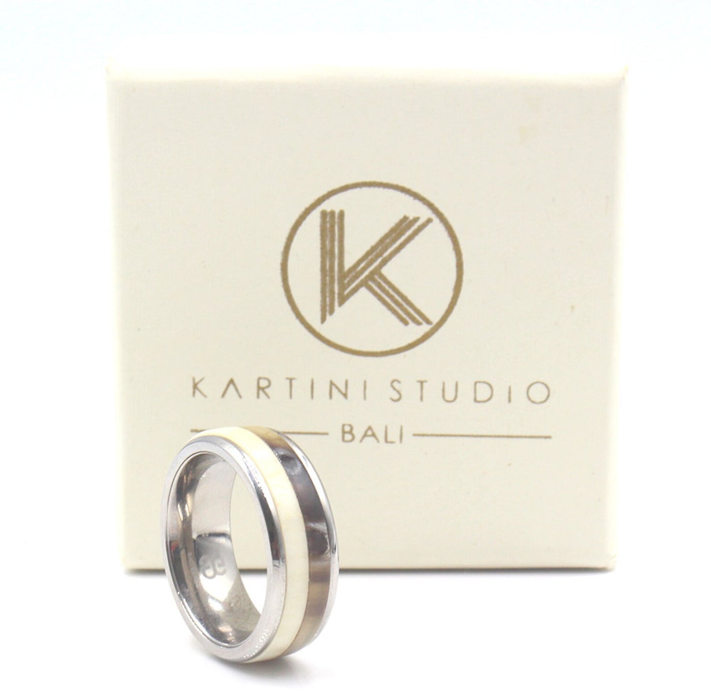 Ring aus weißem Stierhorn und Kuhbein