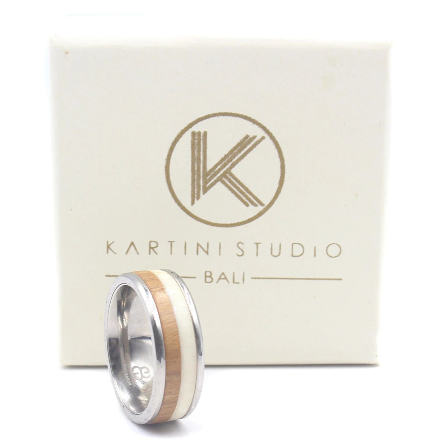 Ring aus weißem Stierhorn und Teakholz