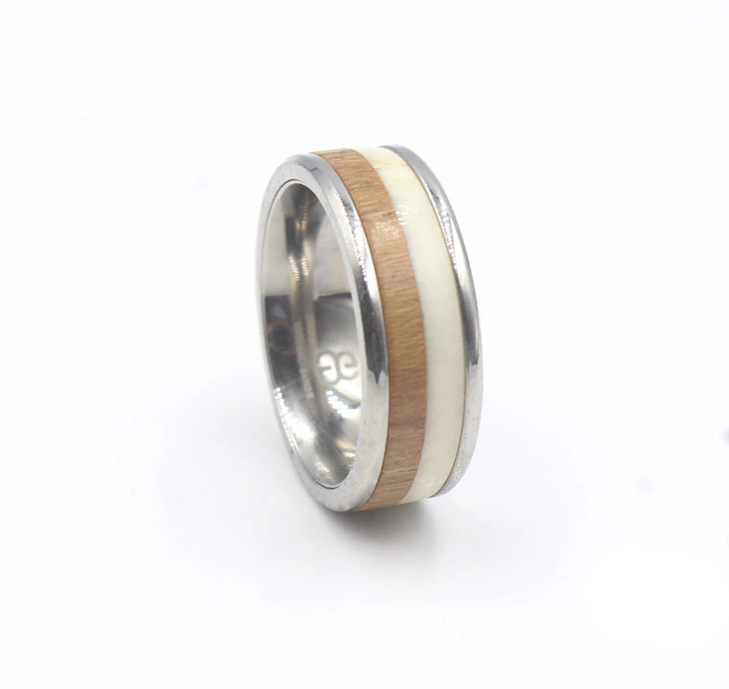 Ring aus weißem Stierhorn und Teakholz