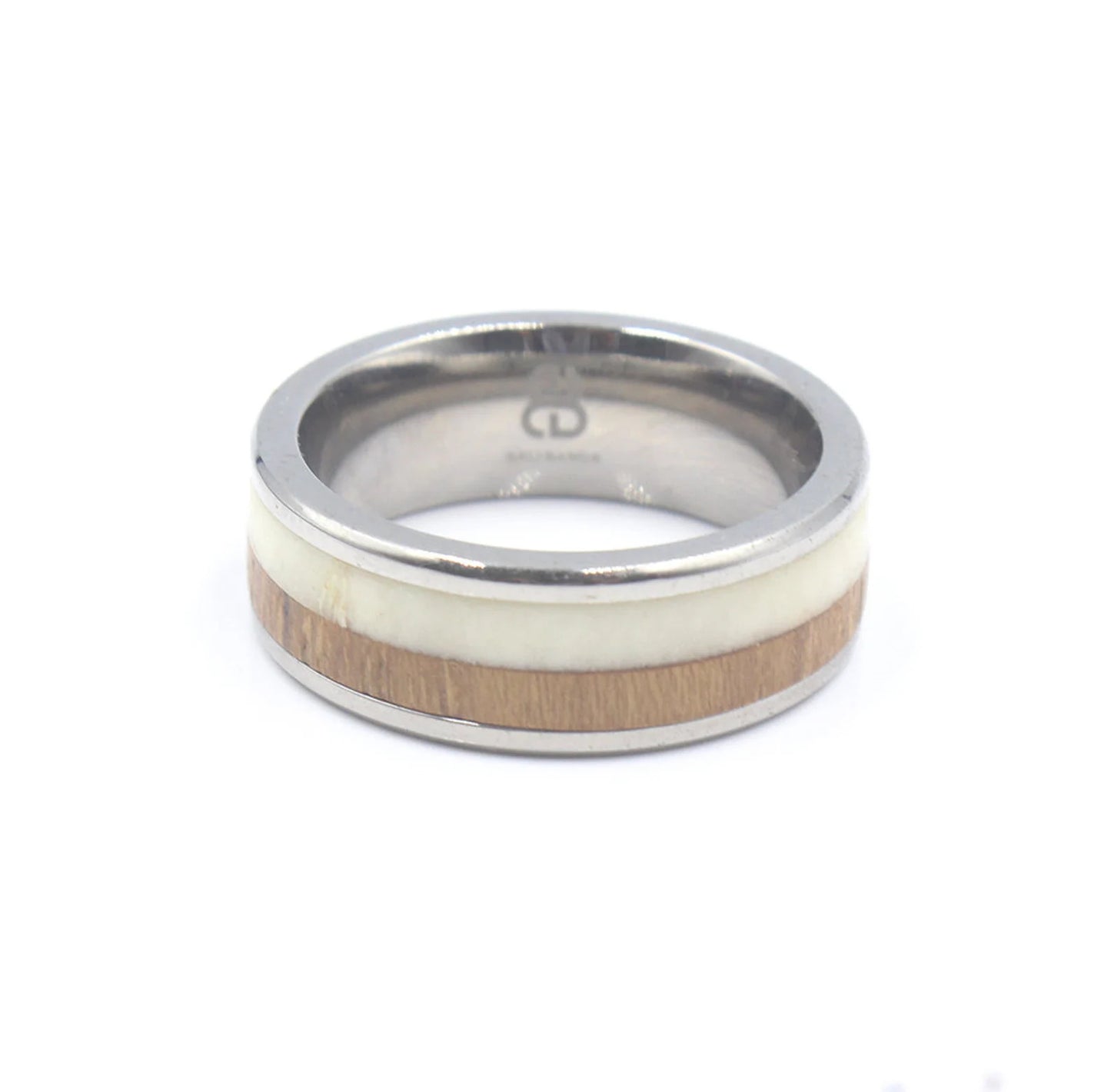 Ring aus weißem Stierhorn und Teakholz